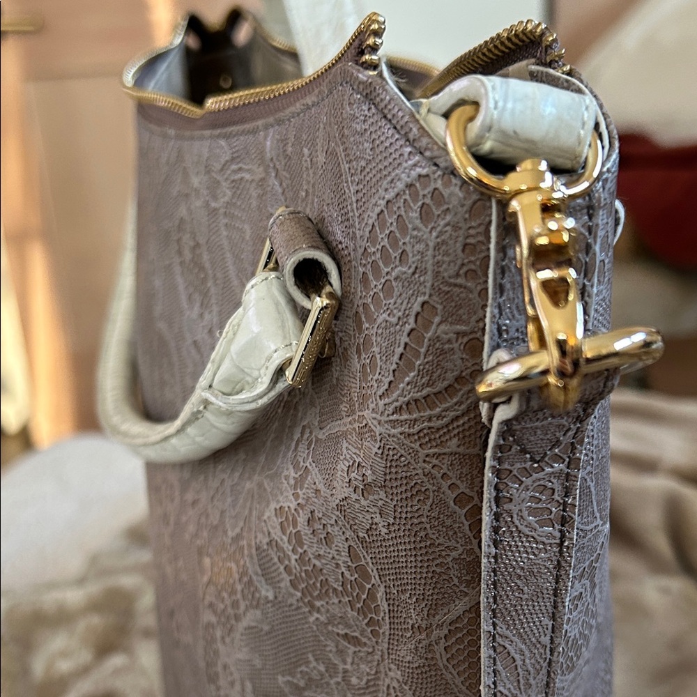 Elegant Floral Embossed Handbag - Picture 8 of 9